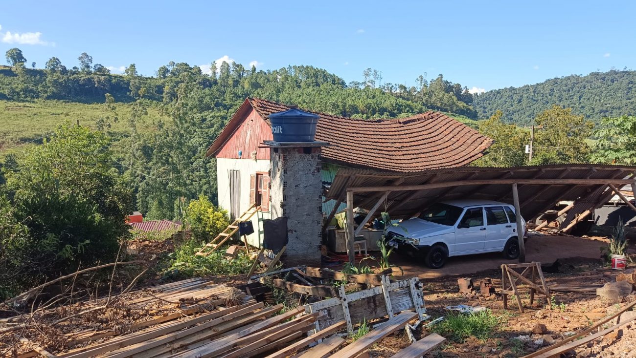 Caminhão atropela varanda de casa e idosa acaba ferida em Modelo