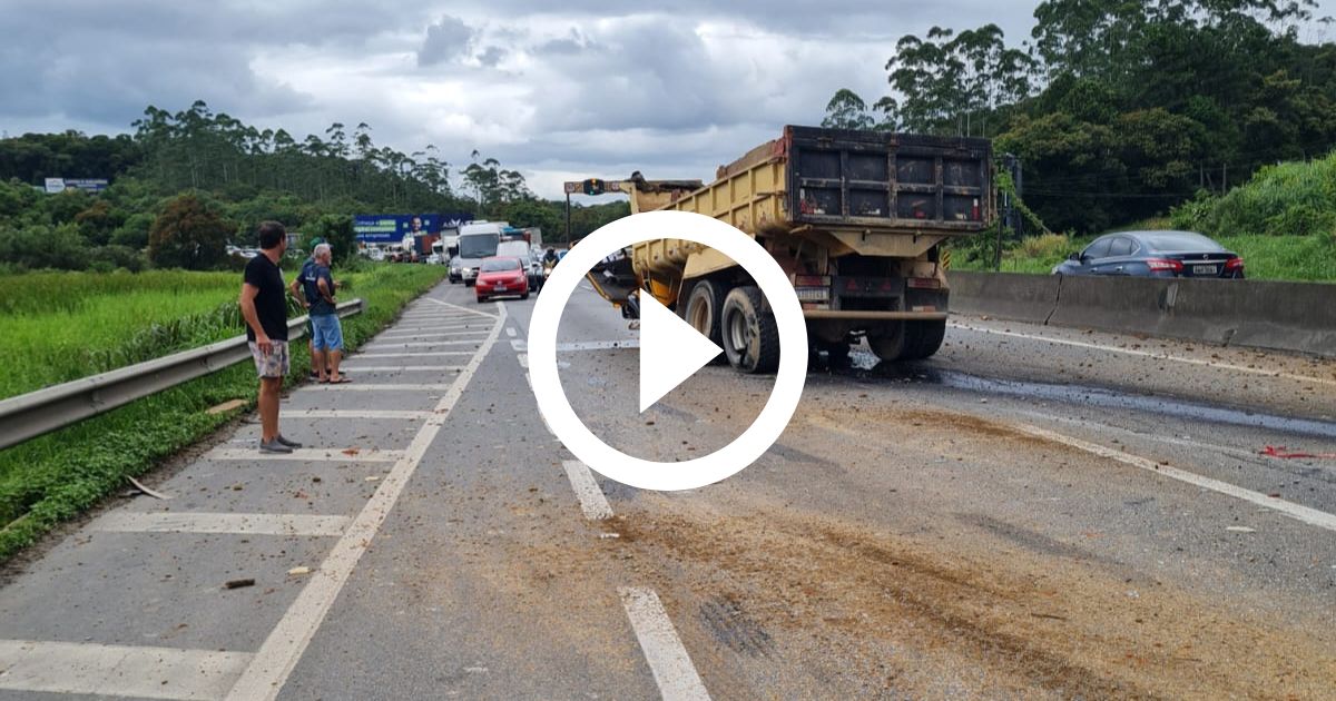 VÍDEOS Caminhão caçamba colide contra mureta e bloqueia trânsito na BR