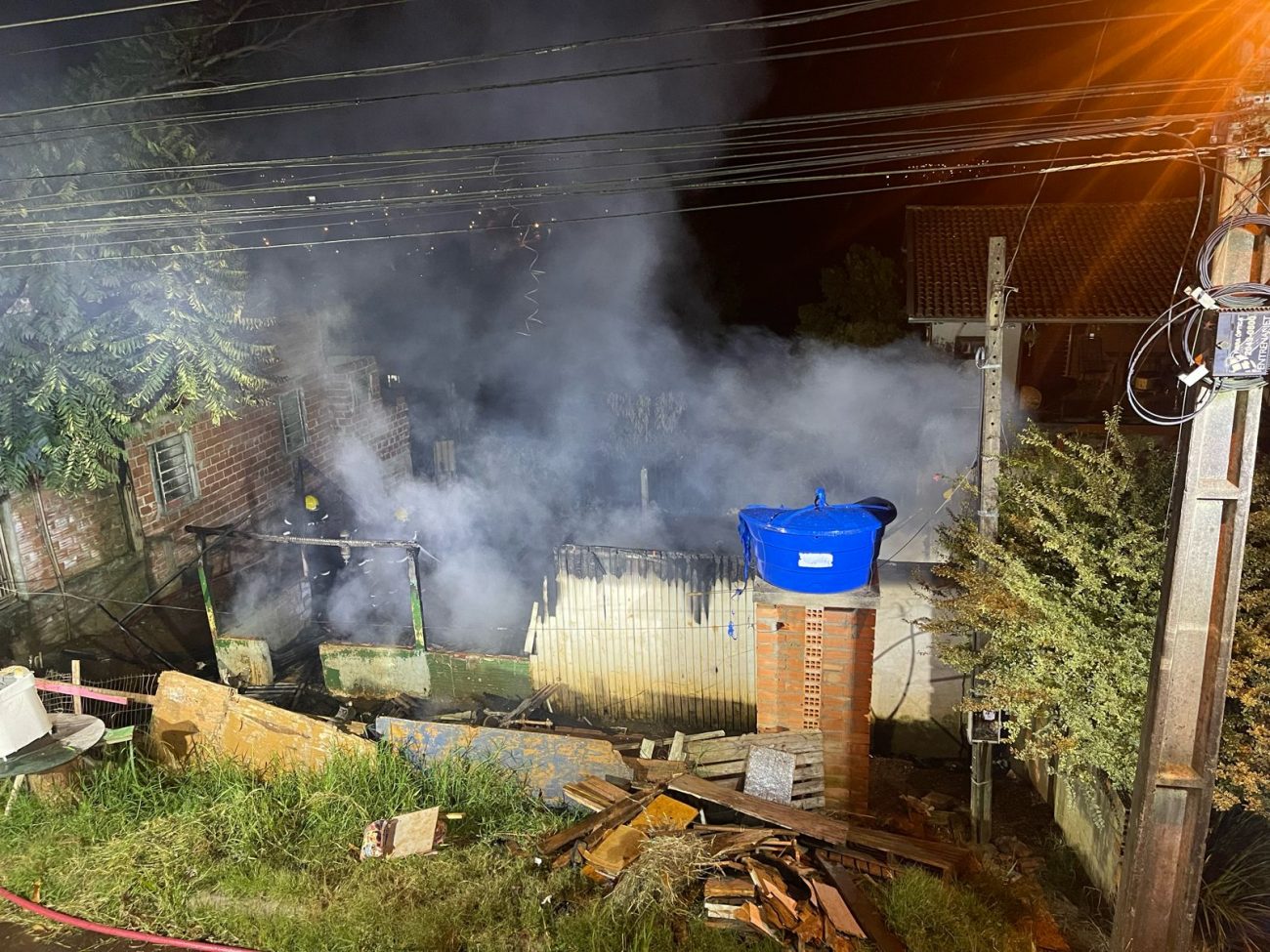 FOTOS Casa é totalmente destruída por fogo vizinhos percebem e chamam