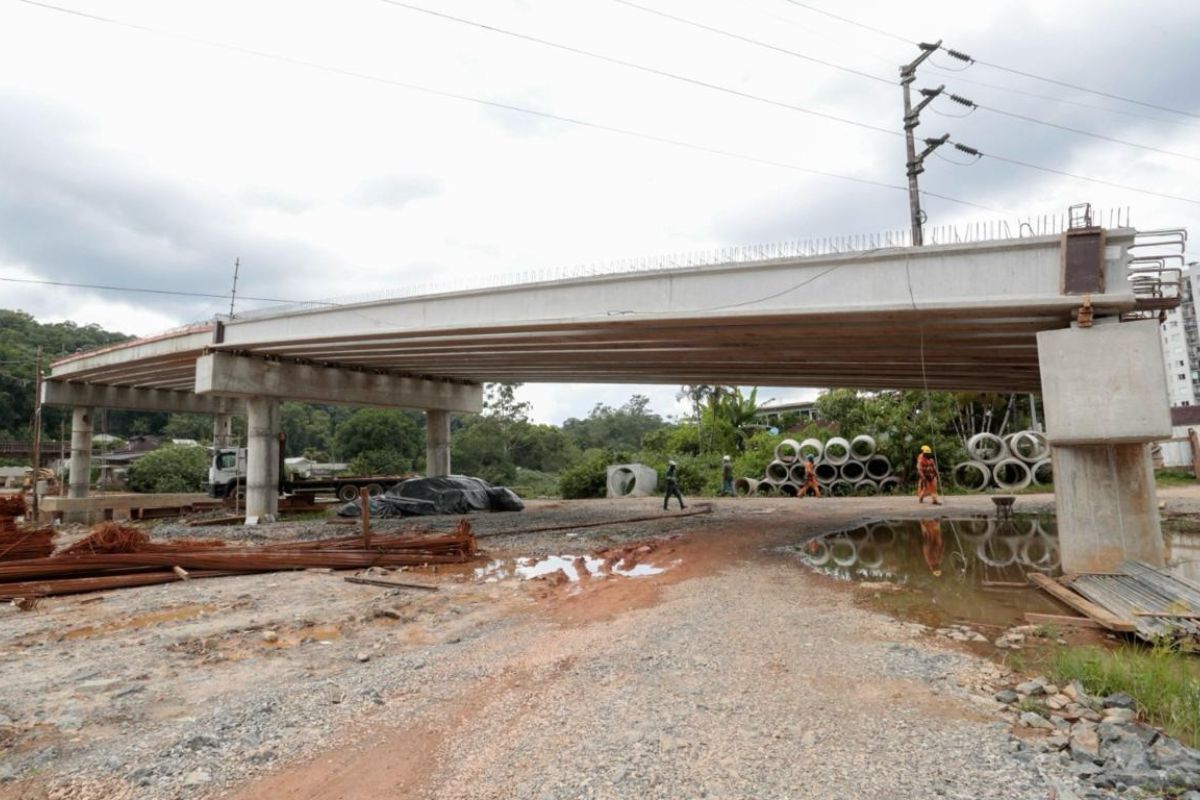 Fotos Ponte Sobre O Rio Cachoeira Avan A E Estrutura Come A A Tomar