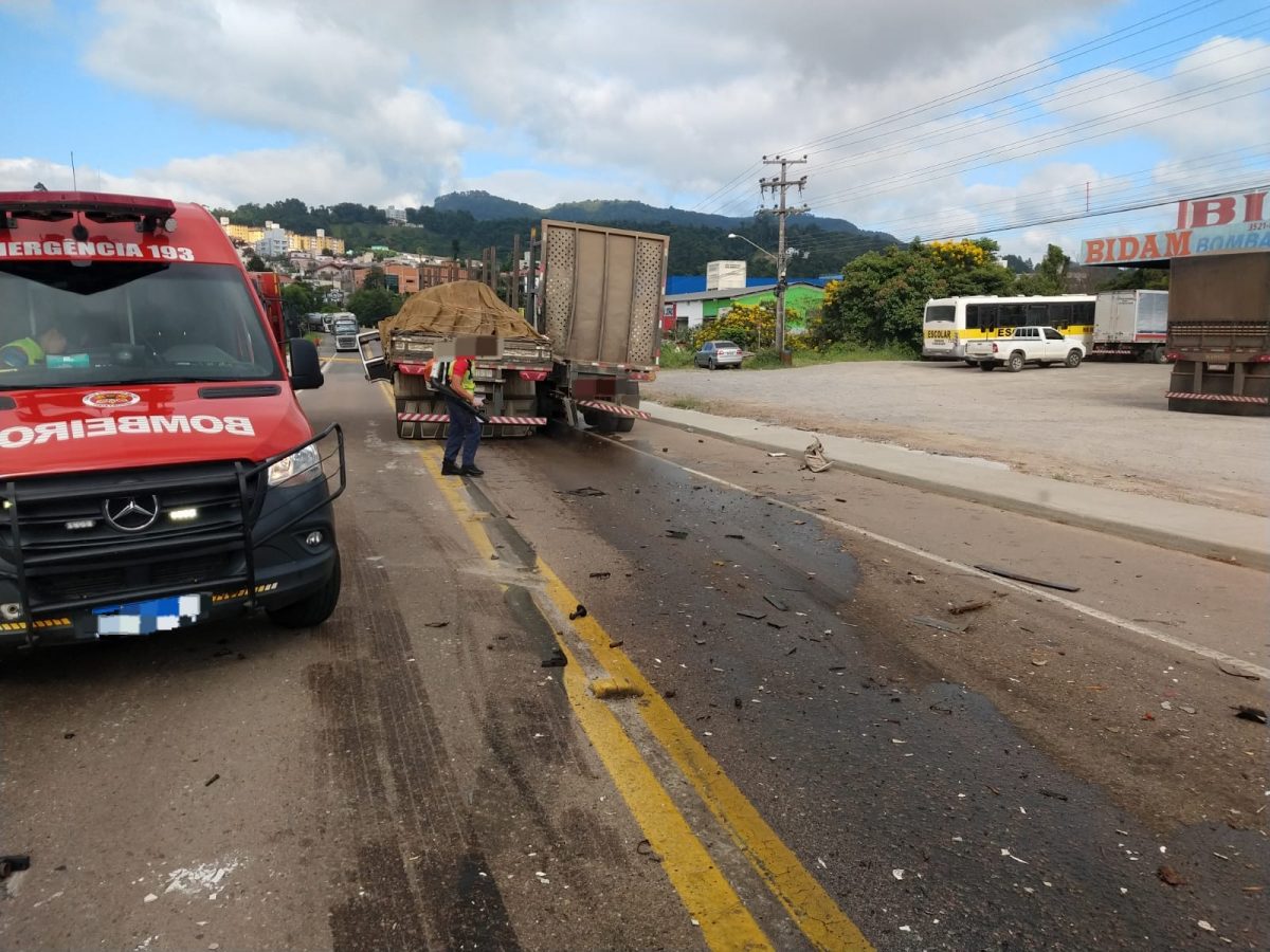 FOTOS Batida entre caminhões espalha óleo na BR 470