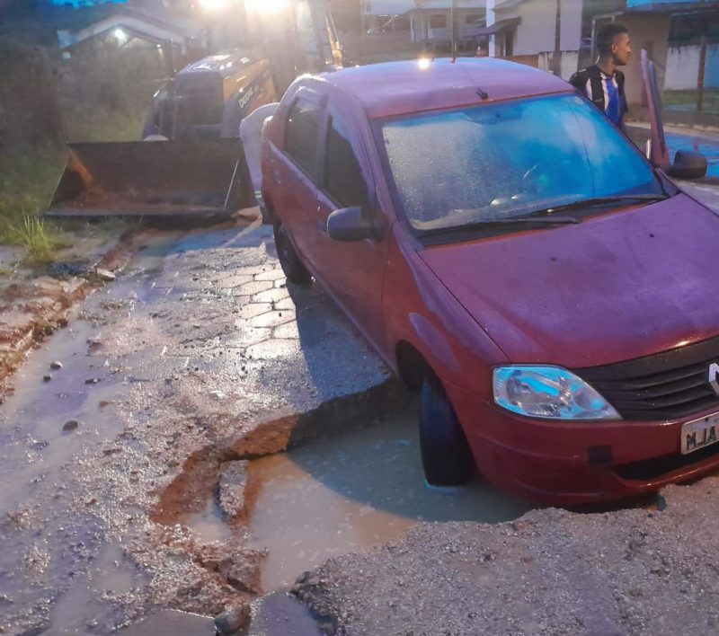 Carro Engolido Por Buraco E Casa Alagada Veja Estragos Provocados