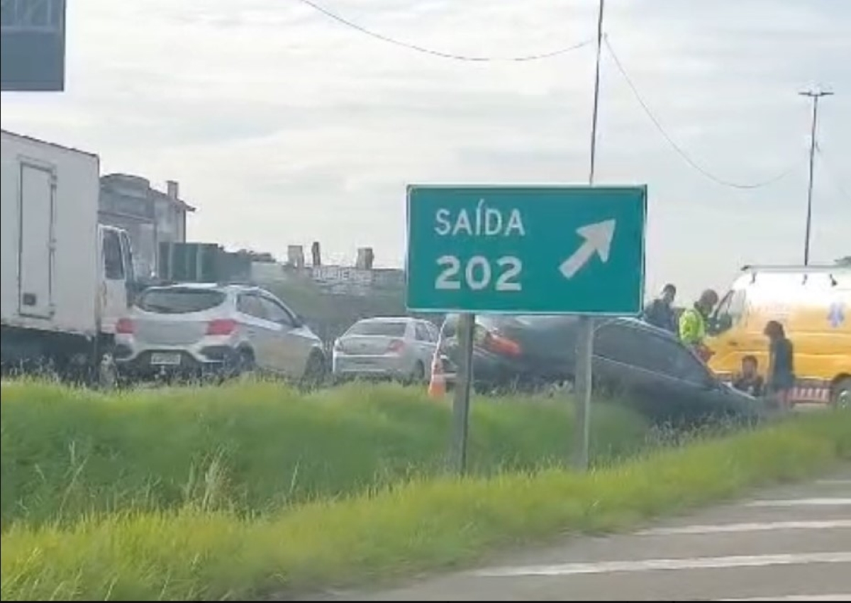 Carro sai da via e provoca congestionamento no trânsito da Grande