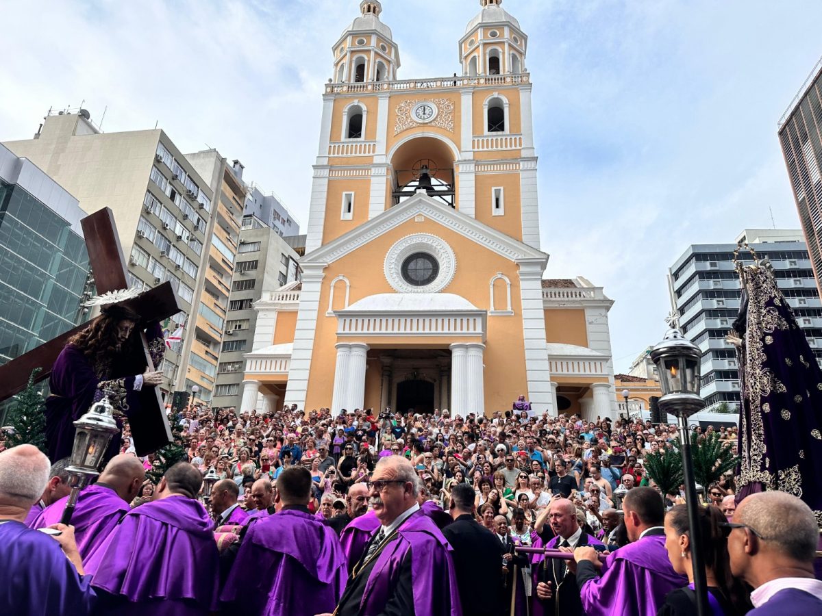 Procissão do Senhor dos Passos reúne 80 mil fiéis no Centro de