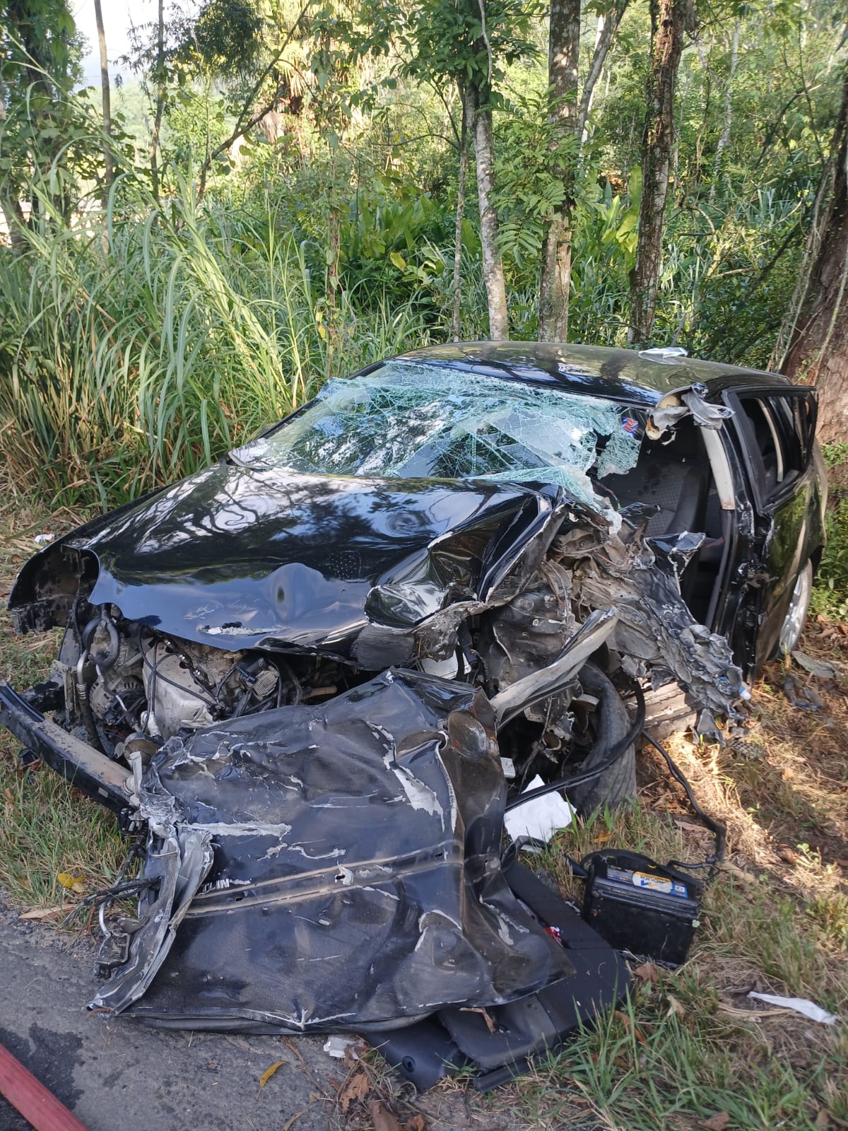 VÍDEO Carreta tomba após bater carro na BR 470 em SC