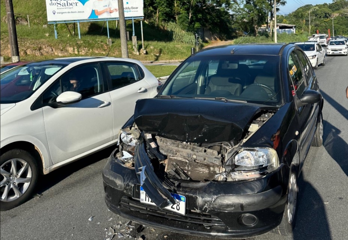 Tempo Real Batida Entre Carros Deixa Tr Nsito Truncado Na Sc Em