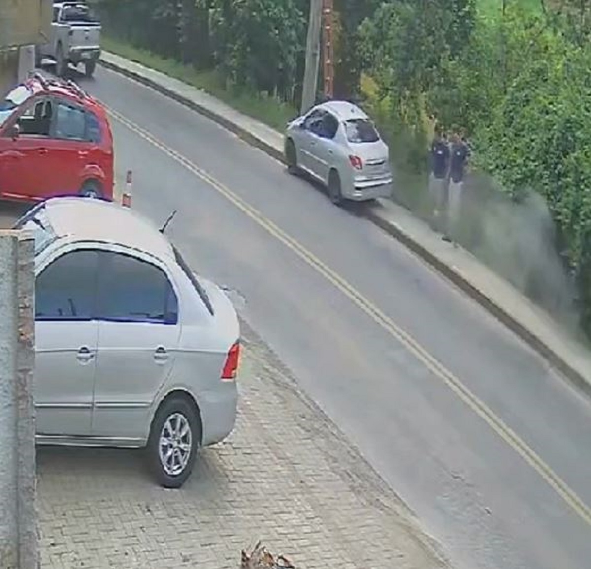 Vídeo flagra momento em que dois escapam de atropelamento e carro