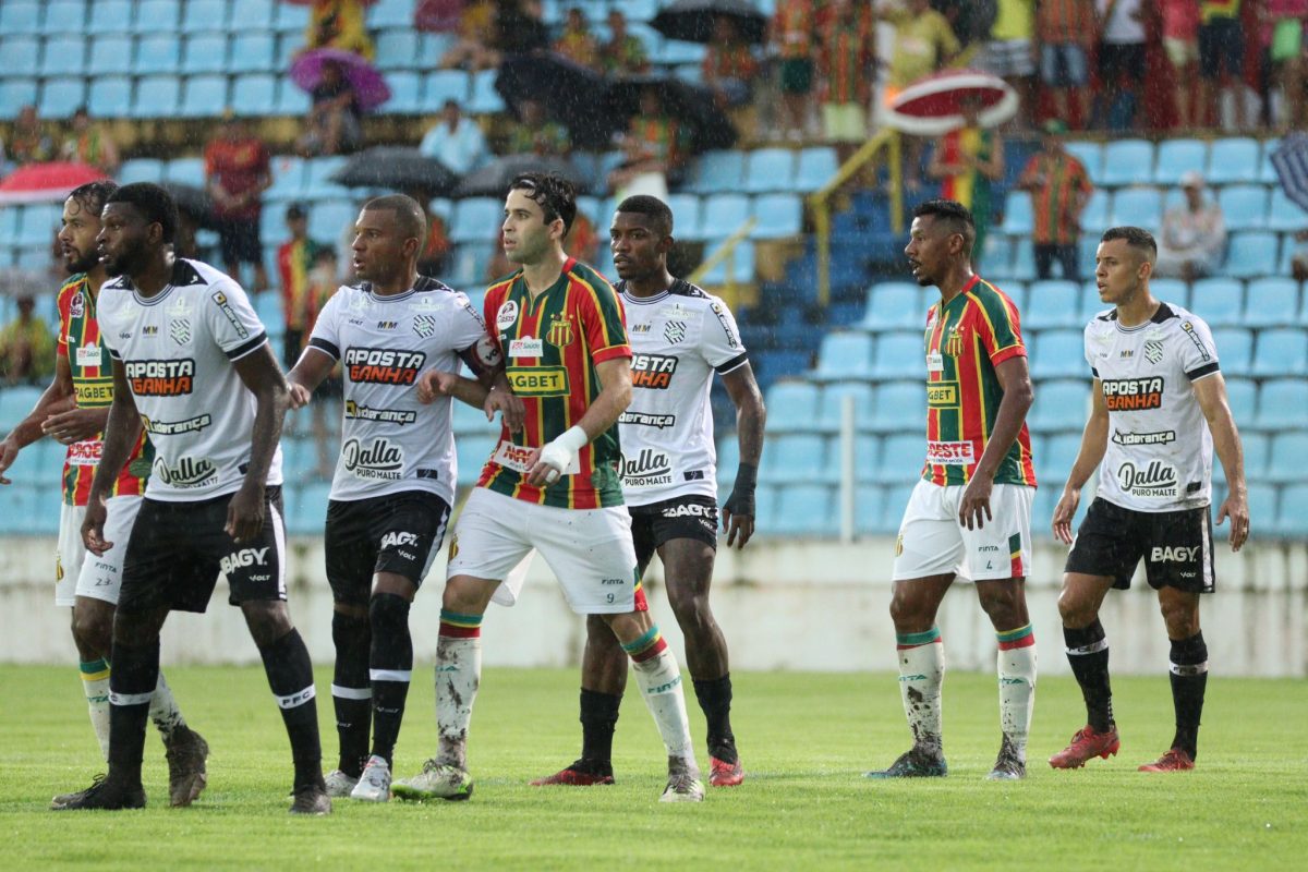 Figueirense leva gol no último lance e fica no empate o Sampaio Corrêa