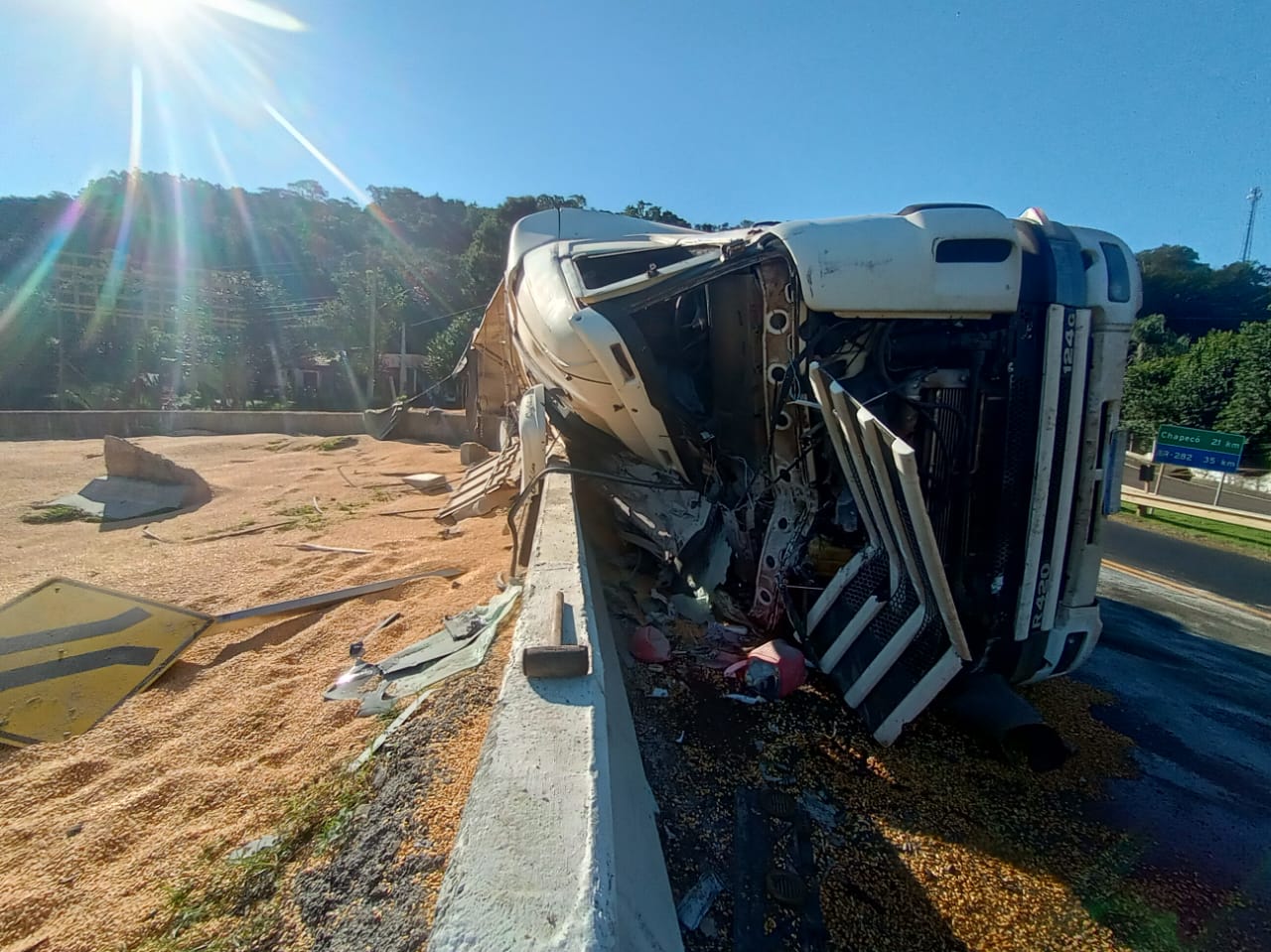 VÍDEO Câmera flagra momento que carreta tomba em SC