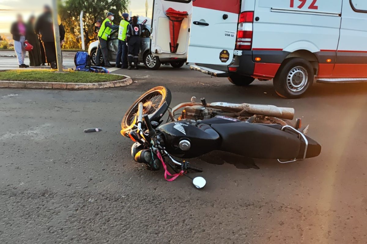 Motociclista vai parar em cima de carro após acidente em Chapecó