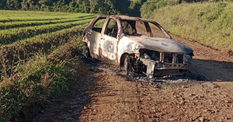 Corpo carbonizado é encontrado dentro de carro em Canoinhas