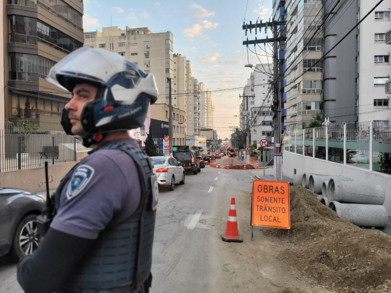 Óleo na pista obras e acidente deixam trânsito lento na Grande