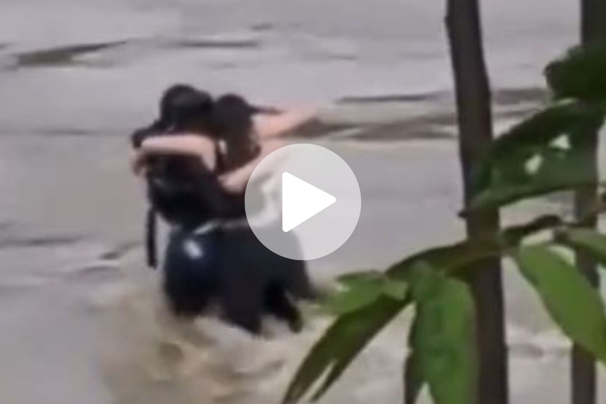 VÍDEO amigos se abraçam antes de serem levados por rio