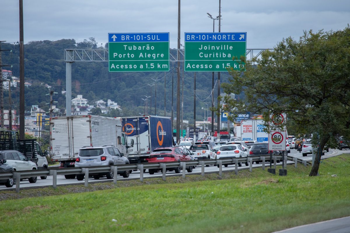 Trânsito amanhece complicado na Grande Florianópolis devido à chuva