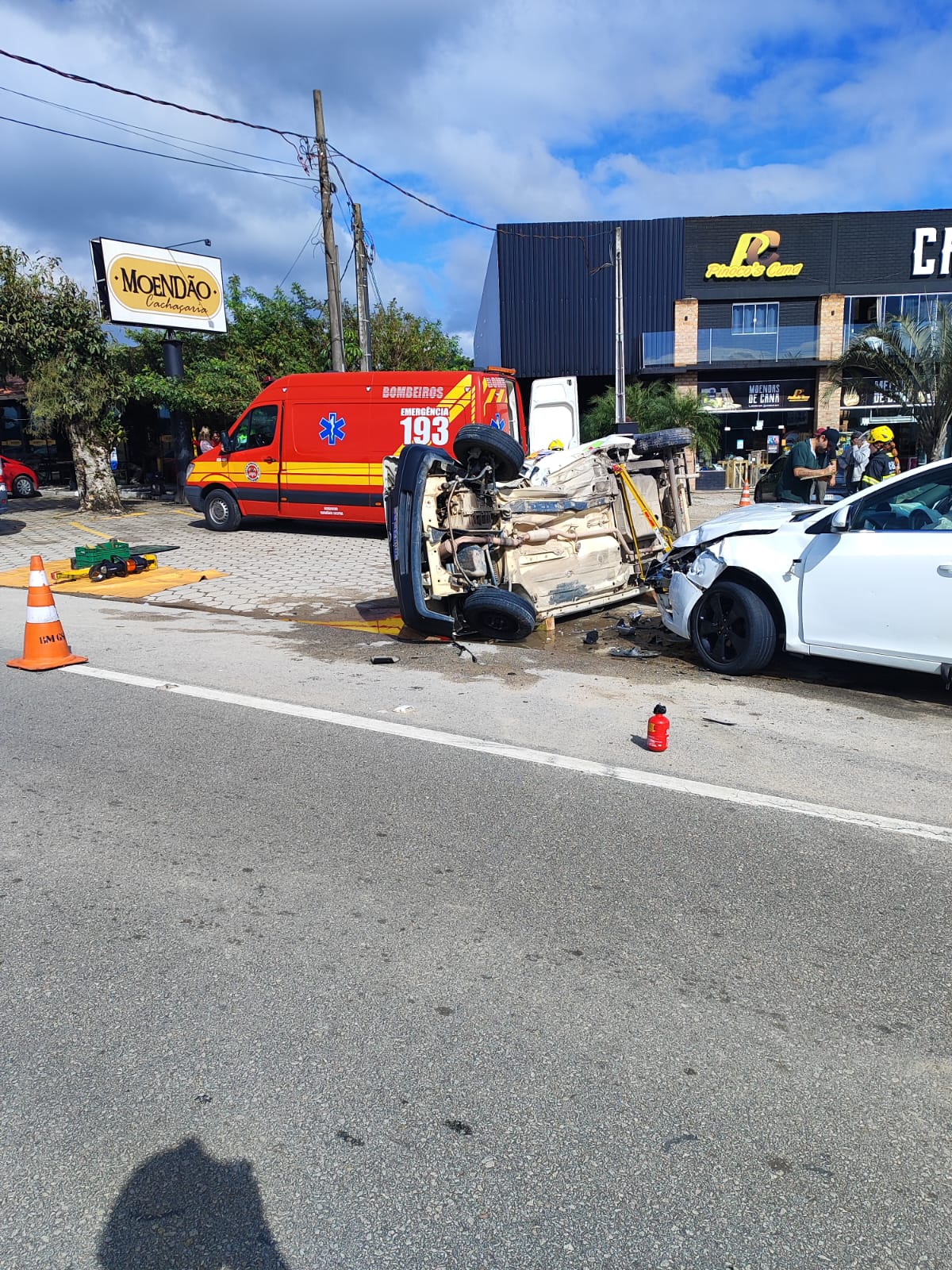 Colis O Entre Carros Deixa Uma Pessoa Ferida Em Sc