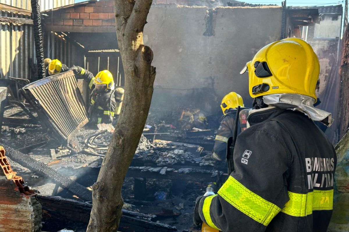 FOTOS Casa é destruída por incêndio em Chapecó oficina e outras