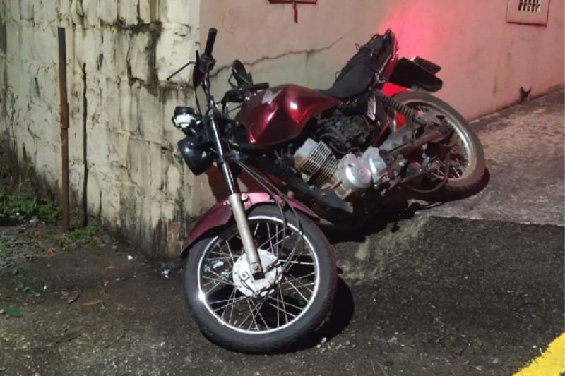 Fuga após furto de motocicleta termina de forma inusitada em SC