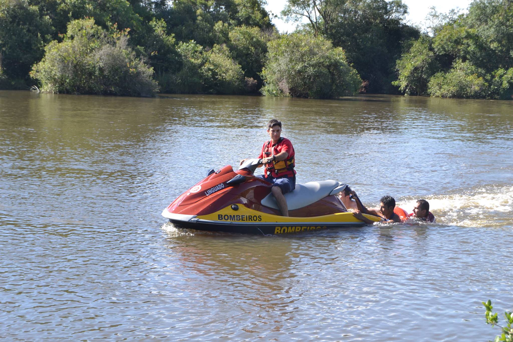 Jovem é resgatado vida após ser levado pela correnteza de rio em