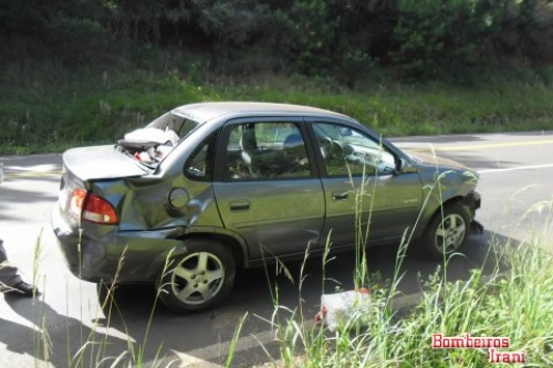 Carro da Argentina sai da pista e bate em barranco na BR-282 em Irani