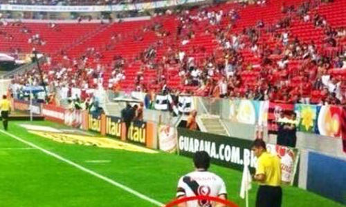 Juninho faz gesto de organizada do Vasco para torcida do Flamengo