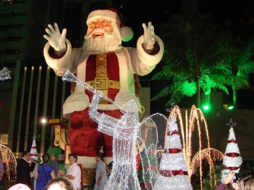 Papai Noel gigante é atração todas as noites em Balneário Camboriú