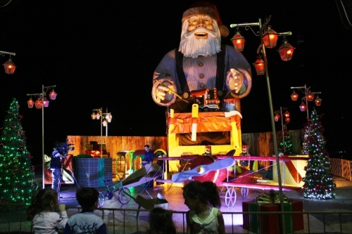 Papai Noel gigante é atração todas as noites em Balneário Camboriú