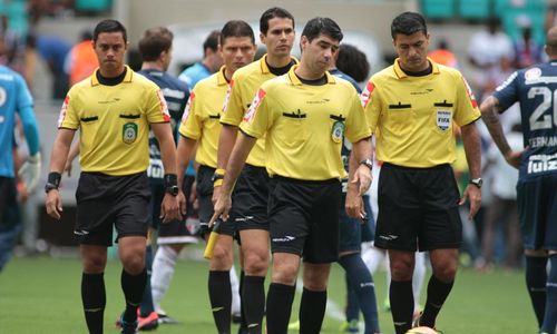 Fifa mantém trio de arbitragem da estreia na final da Copa de 2018 - Jornal  O Globo