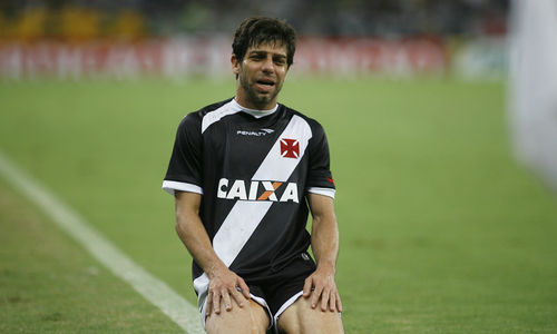 Juninho faz gesto de organizada do Vasco para torcida do Flamengo