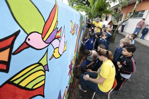 Alunos pintam muros de colégio de Londrina com temática afro