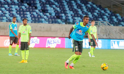 Anderson Talisca conta como se divide entre a música e os campos de futebol