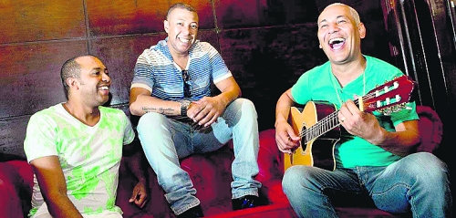 Cantor Chrigor faz show com sucessos do pagode retrô em Paraty