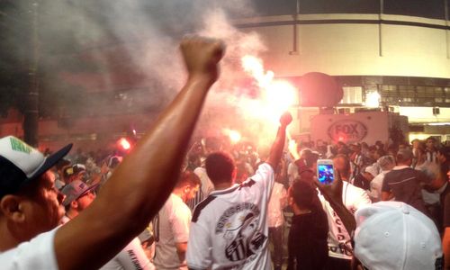 Santistas preparam 'corredor de fogo' para primeiro jogo em casa