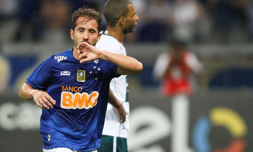 Isla compara Everton Ribeiro a craque da seleção chilena e comemora  parceria: “Jogar com ele é