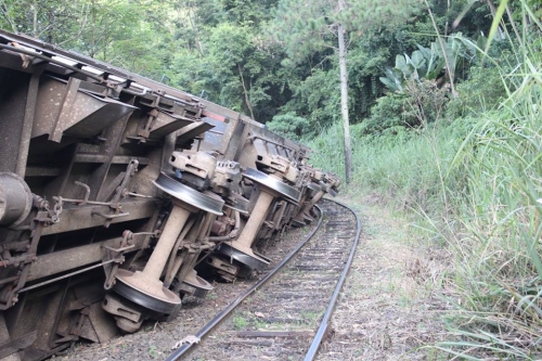 Trem descarrila e fere maquinista em São Bento do Sul | ND Mais