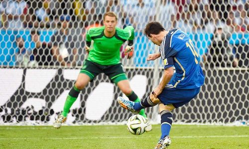 Messi recebe Bola de Ouro da Copa-2014; Neuer é o melhor goleiro