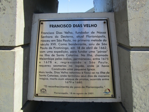 Placa junto ao monumento a Dias Velho