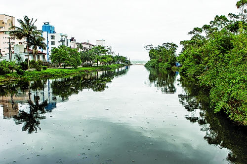 Rio do Braz, em Canasvieiras, passa por limpeza mas água continua