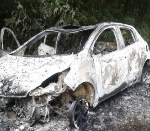 Corpos Carbonizados São Encontrados Dentro De Carro Com Placas De