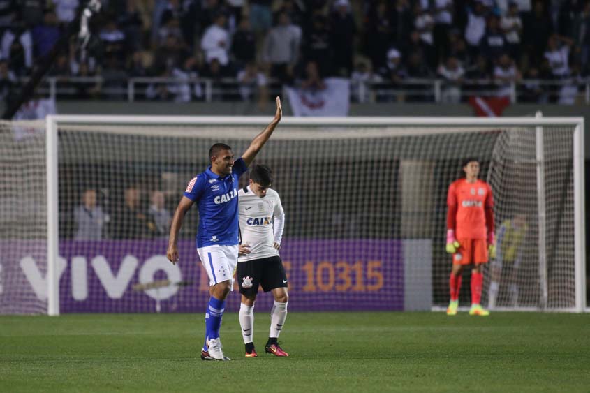 Corinthians marca e empata com Cruzeiro no fim do jogo 