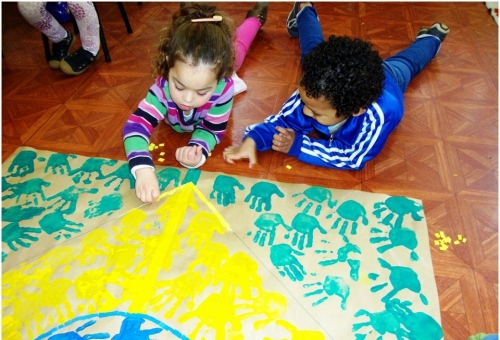 Crianças pintando a bandeira