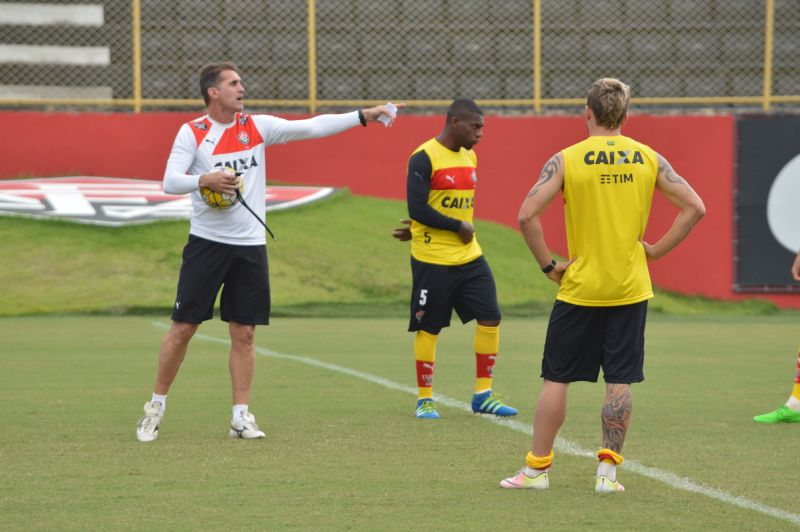 No Vitória, Vagner Mancini afirma que faltam jogadores no ...