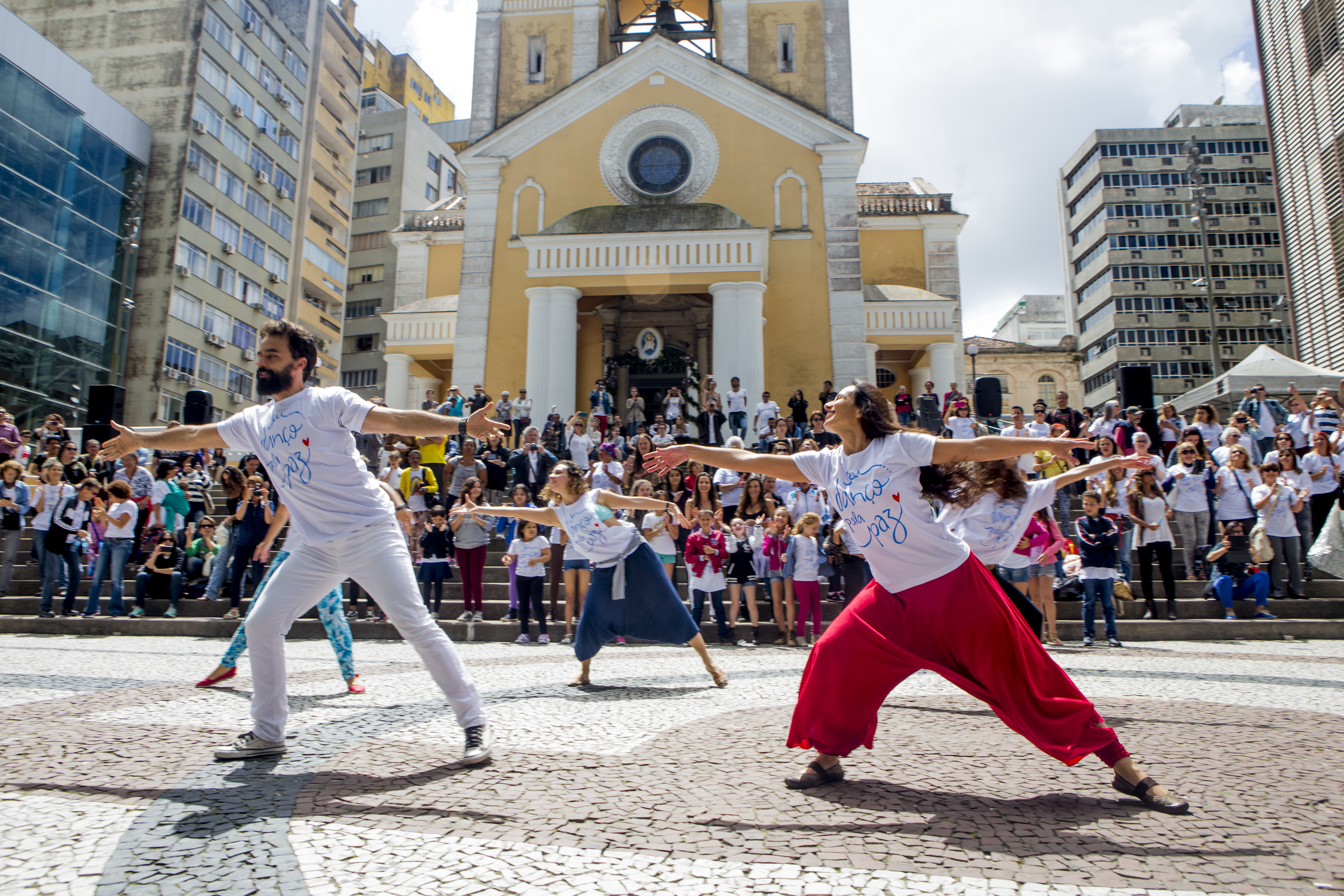 Flash mob pela paz reuniu mais de 200 bailarinos em frente à Catedral Metropolitana – Foto: Flávio Tin/ND