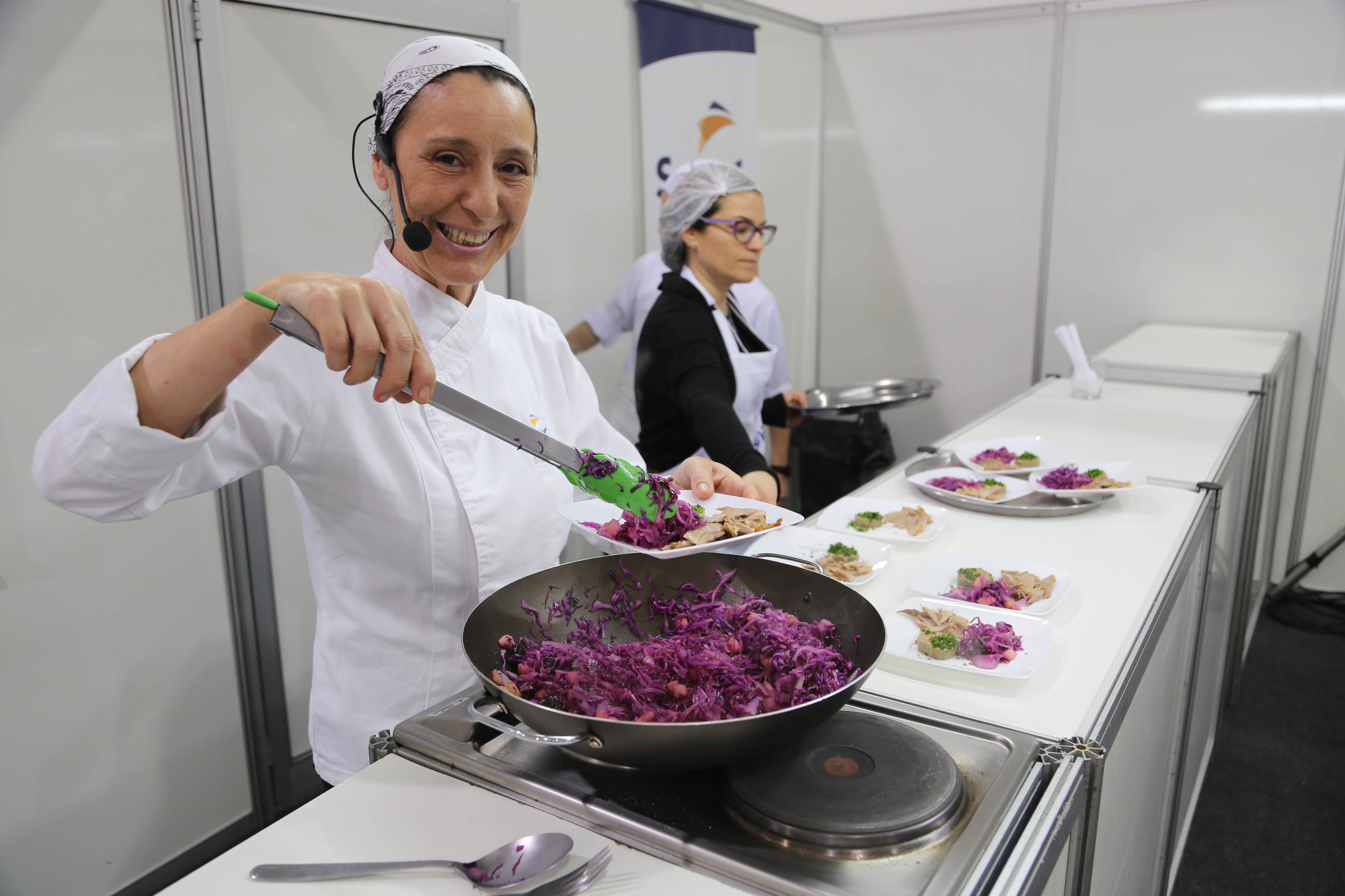 Imagem da professora cozinhando
