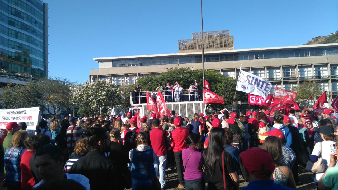 Quinta-feira é marcada por manifestações e paralisações em Florianópolis