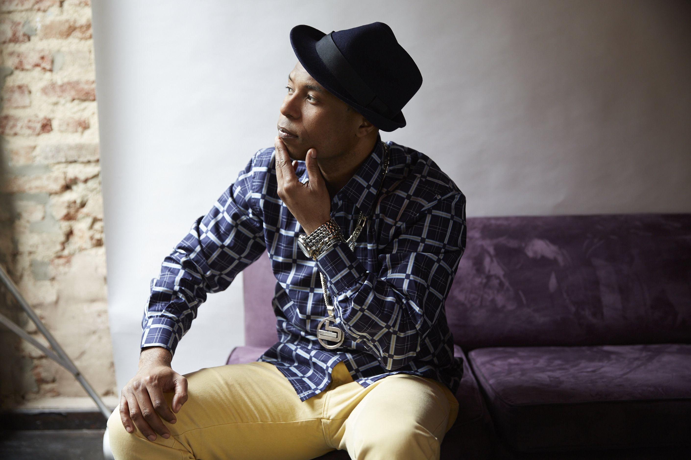 Cantor Buchecha anima festa no Centro de Florianópolis nesta sexta-feira