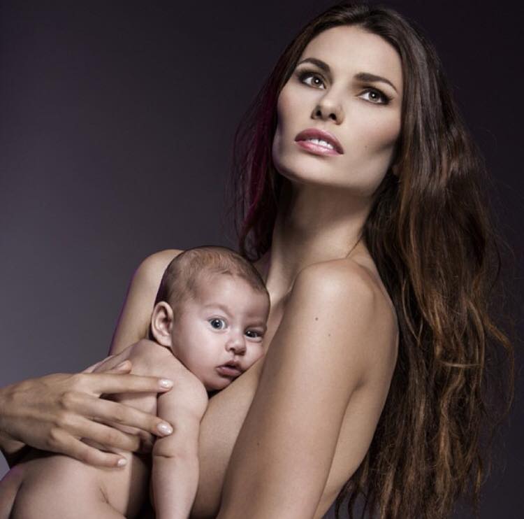 No ensaio com a filha, a modelo mostra que mesmo com o ar materno mantém sua marca : a sensualidade &#8211; Foto: Divulgação/ND