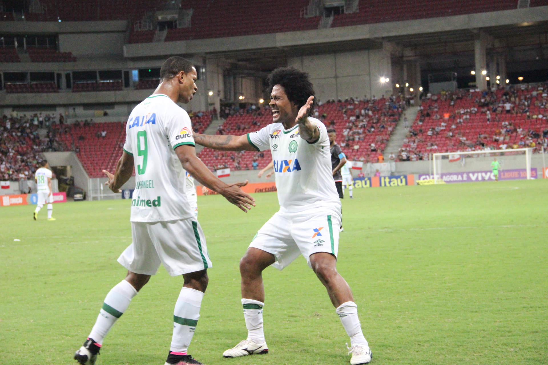 Poveda se isola na artilharia da Série B, mas fica à sombra de lenda da Chapecoense