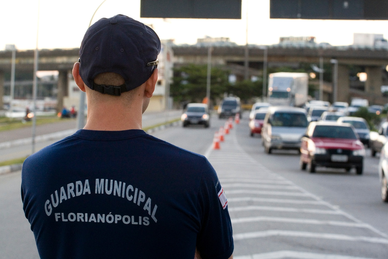 Prefeitura de Florianópolis é condenada por proibir guardas de usar piercings e brincos