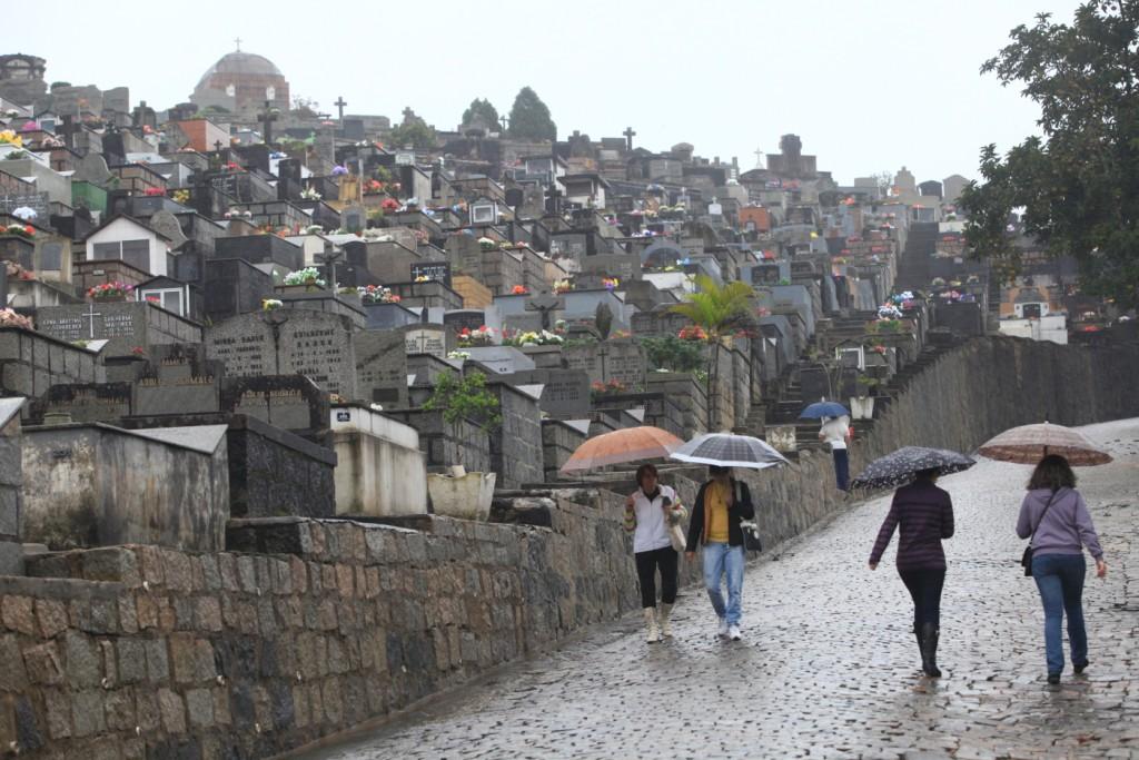 Joinville abre inscrições para 66 pontos de comércio ambulante em cemitérios durante Finados