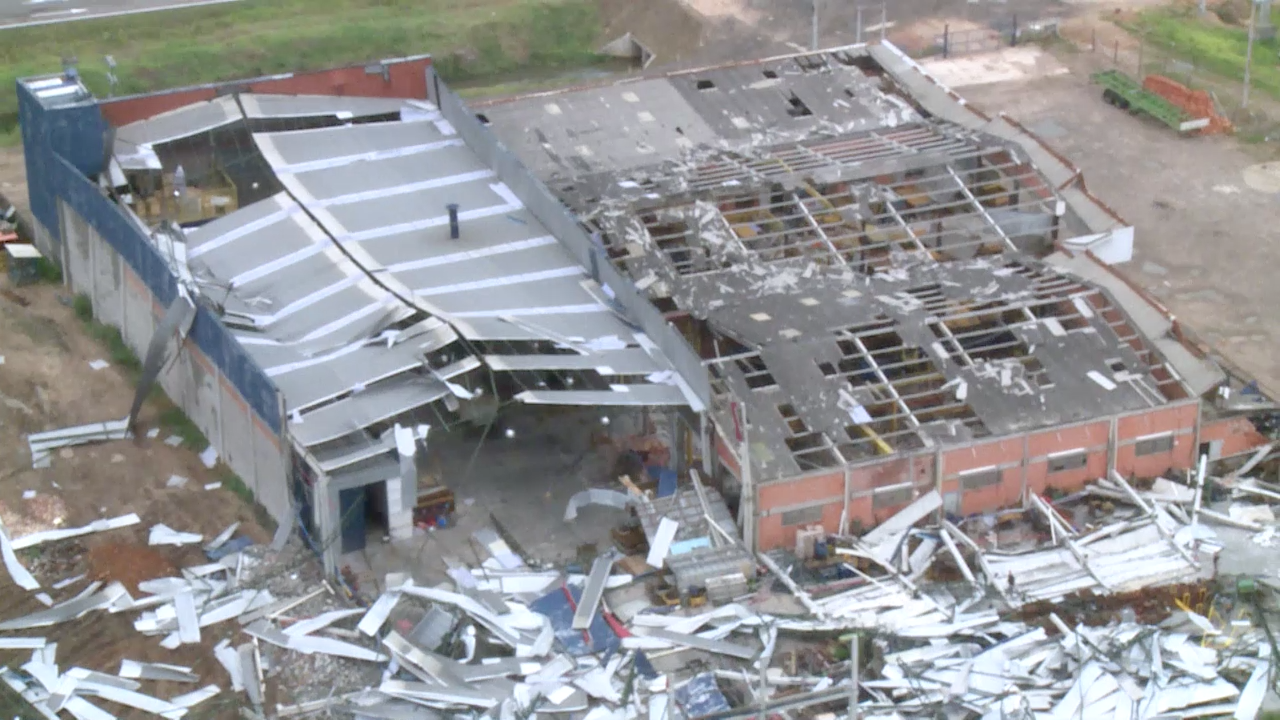 40 horas após tsunami meteorológico, 28 mil unidades estão sem luz no Sul de SC